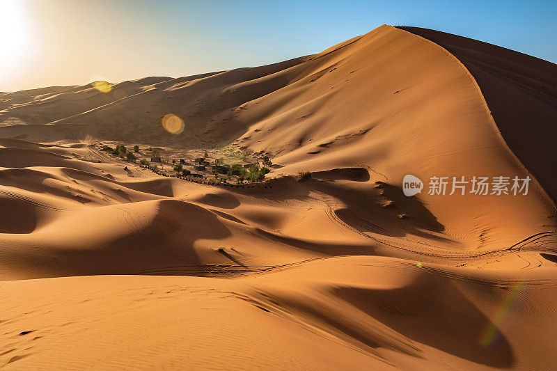 沙子和Erg Chebbi沙漠，Merzouga，摩洛哥，北非